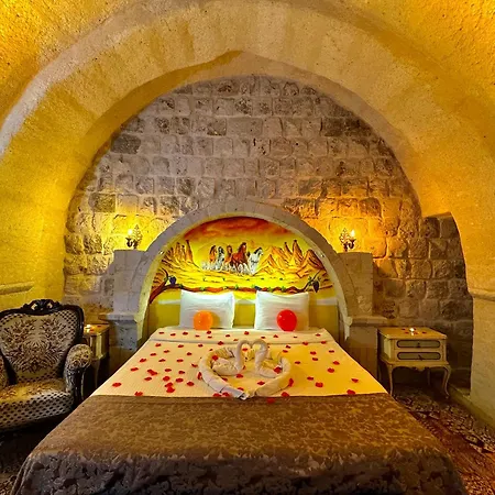 The Red Horse 3*